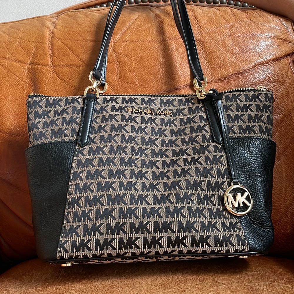 Michael Kors purse nwt, excellent condition, never been used.